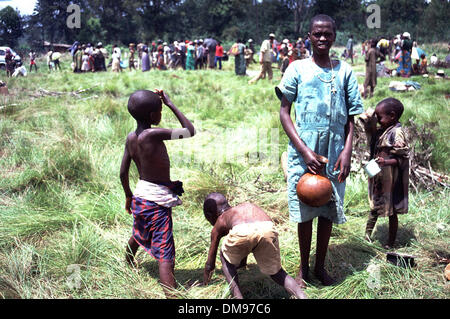 08 apr 1994 - Il Burundi e il Ruanda - Tutsi ruandesi rifugiati fuggono attraverso la frontiera con il Burundi in aprile 1994 come gli Hutu impegnato il genocidio in cento giorni di guerra civile. Il genocidio ruandese è stato il 1994 omicidi di massa di una stima che 800.000 persone nel piccolo Oriente nazione africana del Rwanda. Nel corso di circa 100 giorni dall'assassinio di Habyarimana il 6 aprile a metà Foto Stock