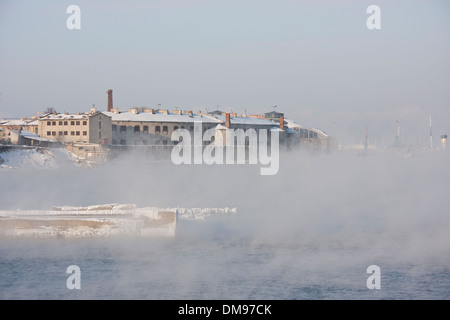 Abbandonato il vecchio carcere noto come Patarei Vangla dietro vaporing mare d'inverno a Tallinn in Estonia. Foto Stock