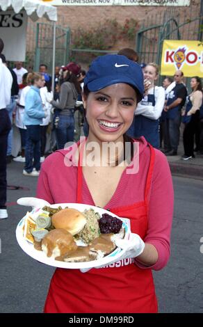 Nov. 27, 2002 - Los Angeles, California, Stati Uniti d'America - CLAUDIA VASQUEZ ..K27302SIGNOR LOS ANGELES MISSIONE THANKGIVING pasto per i senzatetto.LOS ANGELES missione, Los Angeles, CA.novembre 27, 2002. Milano RYBA/ 2002(Credit Immagine: © Globo foto/ZUMAPRESS.com) Foto Stock