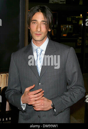 Il 4 dicembre, 2002 - Century City, CALIFORNIA, STATI UNITI D'AMERICA - Adrien Brody ..K27605onorevole LA PREMIERE di Roman Polanski è 'Il pianista?.LOEWS CINEPLEX CENTURY PLAZA TEATRI, secolo Century City, CA.Dicembre 4, 2002. Milano RYBA/ 2002(Credit Immagine: © Globo foto/ZUMAPRESS.com) Foto Stock