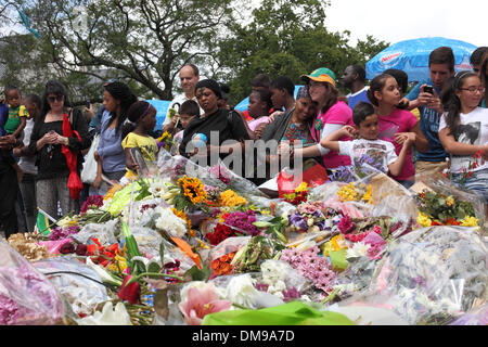 Johannesburg, Sud Africa. 12 Dic, 2013. Persone in lutto visita il Santuario al di fuori di Nelson Mandela della casa di Houghton, Johannesburg, Sud Africa Thurssday dodicesimo dicembre 2013 foto da Zute Lightfoot/Alamy Live News Foto Stock