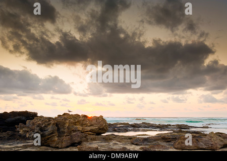 Incredibili colori sunrise presso la spiaggia su Stradbroke Island, Queensland Australia Foto Stock