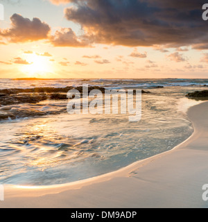 Incredibili colori sunrise presso la spiaggia su Stradbroke Island, Queensland Australia Foto Stock