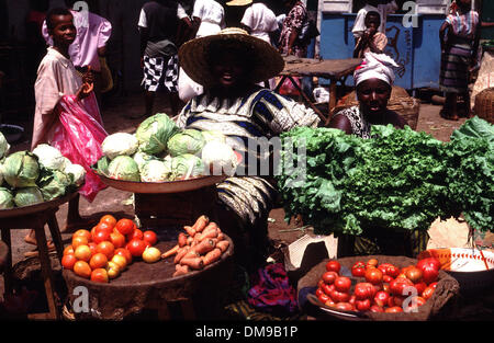 Mar 05, 1993 - Kenema, in Sierra Leone - mercato di frutta e verdura a Freetown in Sierra Leone. (Credito Immagine: © Theodore Liasi/ZUMAPRESS.com) Foto Stock