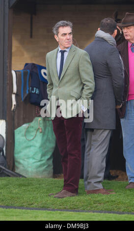 Huntingdon, . 12 Dic, 2013. L'attore James Nesbitt guarda il suo cavallo Riverside Theatre di vincere la Coppa di Peterborough a Huntingdon Racecourse. Credito: Tim Scrivener/Alamy Live News Foto Stock