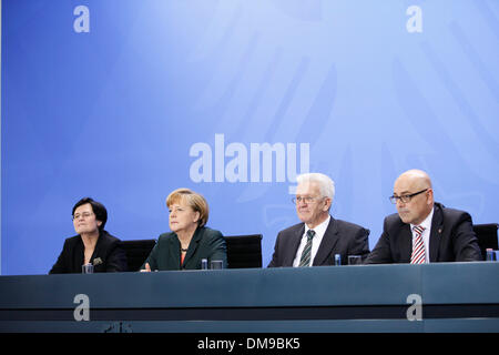 Berlino, Germania. 12 Dic, 2013. Conferenza stampa congiunta presso la cancelleria con Angela Merkel, Primo Ministro Kretschmann, Primo Ministro Lieberknecht e il Primo Ministro Albig. / Immagine: Christine Lieberknecht (CDU), Ministropresidente della ThÃƒ?Ã'Â¼ringer, Angela Merkel, Cancelliere tedesco, Winfried Kretschmann (verdi), vecchio Presidente della Conferenza dei Primi Ministri e Ministropresidente della Baden-WÃƒ?Ã'Â¼rttemberg, Torsten Albig (SPD), Ministropresidente della Schleswig-Holstein, Berlino, il 12 dicembre 2013.Foto: Reynaldo Paganelli/NurPhoto (credito Immagine: © Reynaldo Paganelli/NurPhoto Foto Stock