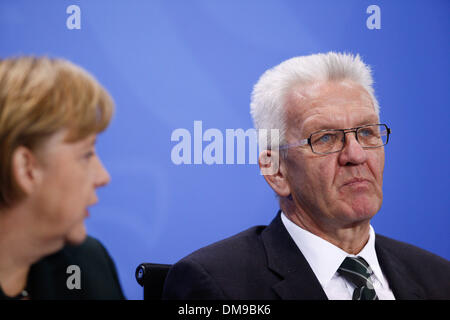 Berlino, Germania. 12 Dic, 2013. Conferenza stampa congiunta presso la cancelleria con Angela Merkel, Primo Ministro Kretschmann, Primo Ministro Lieberknecht e il Primo Ministro Albig. / Immagine: Angela Merkel, Cancelliere tedesco, e Winfried Kretschmann (verdi), vecchio Presidente della Conferenza dei Primi Ministri e Ministropresidente della Baden-WÃƒ?Ã'Â¼rttemberg, a Berlino, il 12 dicembre 2013.Foto: Reynaldo Paganelli/NurPhoto Credito: Reynaldo Paganelli/NurPhoto/ZUMAPRESS.com/Alamy Live News Foto Stock