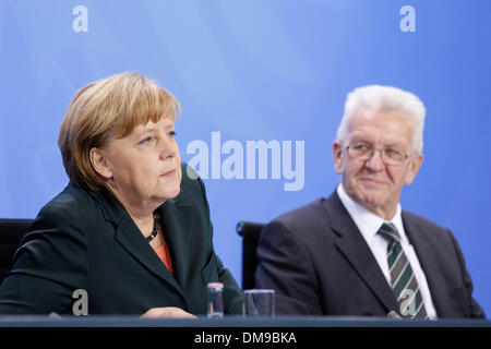 Berlino, Germania. 12 Dic, 2013. Conferenza stampa congiunta presso la cancelleria con Angela Merkel, Primo Ministro Kretschmann, Primo Ministro Lieberknecht e il Primo Ministro Albig. / Immagine: Angela Merkel, Cancelliere tedesco, e Winfried Kretschmann (verdi), vecchio Presidente della Conferenza dei Primi Ministri e Ministropresidente della Baden-WÃƒ?Ã'Â¼rttemberg, a Berlino, il 12 dicembre 2013.Foto: Reynaldo Paganelli/NurPhoto Credito: Reynaldo Paganelli/NurPhoto/ZUMAPRESS.com/Alamy Live News Foto Stock