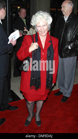 Il 4 dicembre, 2002 - Century City, CALIFORNIA, STATI UNITI D'AMERICA - FIONNULA FLANAGAN ..K27605onorevole LA PREMIERE di Roman Polanski è 'Il pianista?.LOEWS CINEPLEX CENTURY PLAZA TEATRI, secolo Century City, CA.Dicembre 4, 2002. Milano RYBA/ 2002(Credit Immagine: © Globo foto/ZUMAPRESS.com) Foto Stock