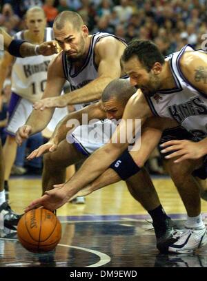 Vlade Divac (anteriore) e Jason Kidd (reti) andare per una palla al di sotto del cesto, lungo con Scot Pollard (sfondo). Vlade avvolto con la sfera allentati. La foto è stata scattata il 4° trimestre. La foto è stata scattata a Arco Arena Sabato 24 Novembre, 2001. New Jersey Nets vs Sacramento Kings. Sacramento Bee/Bryan Patrick /ZUMA premere Foto Stock