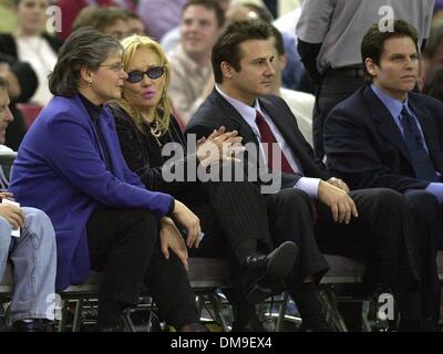 Heather Fargo con la famiglia Maloof a Kings gioco ad Arco Arena Febbraio 2, 2001. Lei era il loro essere introdotta/presentato ai fan di Gavin e Joe Maloof per il suo sostegno per un nuovo stadio. Sacramento Bee/Bryan Patrick /ZUMA premere Foto Stock