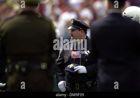 San Francisco funzionario di polizia, Val Kirwan (CQ) detiene una piccola bandiera durante la prima cerimonia di gioco come i giocatori dal 49ers e Rams sono introdotti a 3Comm Park di San Francisco, CA, domenica 23 settembre, 2001. (Sacramento Bee/Jose M. Osorio) Sacramento Bee/ZUMA premere Foto Stock