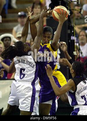 Los Angeles Sparks Lisa Leslie agguanta un rimbalzo oltre il Sacramento di Monarchi difensori Ruthie Bolton-Holifield, sinistra, Kedra Holland-Corn, estrema destra e un monarca non identificabili dietro Leslie nella seconda metà gioco dell'WNBA Western Conference Finals, Arco Arena, 24 agosto 2001. Le scintille win, 74-73. (Sacramento Bee/Jose M. Osorio) Sacramento Bee/ZUMA premere Foto Stock