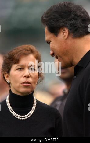 Oakland Raiders team esecutivo, Amy Trask, parla agli ex Raiders quarterback, Jim Plunkett, prima di iniziare una partita contro la New York dei getti sul Network Associates Coliseum di Oakland, CA. Domenica 6 gennaio 2002. (Sacramento Bee/Jose M. Osorio) il Sacramento Bee/ZUMA premere Foto Stock