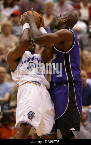 Karl Malone e Chris Webber battaglia per la palla nel quarto trimestre del gioco 4 nella Western Conference playoff tra la Sacramednto re e lo Utah Jazz al Delta Center di Salt Lake City, Utah, lunedì, 28 aprile 2003. Sacramento Bee fotografia di Bryan Patrick/ZUMA premere Foto Stock