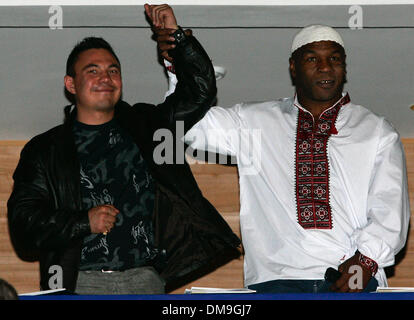 Famoso pugile americano Mike Tyson e famoso pugile russo Konstantin Tzuy a Mosca.(Immagine di credito: © PhotoXpress/ZUMA Premere) Restrizioni: Nord e Sud America diritti solo! Foto Stock