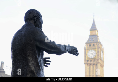 Nelson Mandela statua (Scultore Ian Walters ha svelato 2007 ) in piazza del Parlamento,Londra,Regno Unito Foto Stock