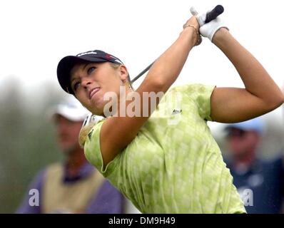 Nov 17, 2005; West Palm Beach, FL, Stati Uniti d'America; il campionato ADT al Trump International Golf Course corre da Novembre 15-20. Il primo turno di gioco si è svolta oggi. Qui, Natalie Gulbis su 17. Credito: Foto da Bruce R. Bennett/Palm Beach post/ZUMA premere. (©) Copyright 2005 da Palm Beach post Foto Stock