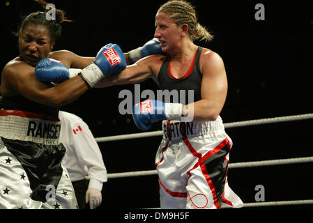 Nov 18, 2005; Edmonton, Alberta, Canada; Canada Boxer SHELLEY BURTON (R) bianco, rosso tronchi, atterrato un disco a destra sulla croce la ganascia di Laura Ramsey. BURTON ha vinto il Mondiale WIBA Middleweight Championship cinghia. Era una roccia e produzione calza tutti femmina professionale pugilato serie denominata 'Titolo Mondiale Wave" tenutosi presso la Shaw Conference Centre in Edmonton Alberta, Canada che è stato esaurito Foto Stock