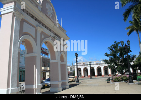 Arco di Trionfo e il Centro de Arte, Parque José Martí, Cienfuegos Cienfuegos, provincia, Cuba, il Mare dei Caraibi e America centrale Foto Stock