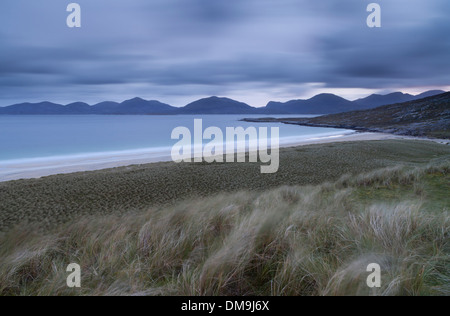 La vista sulle dune a Luskentire con le montagne del nord Harris in background, Ebridi Esterne Foto Stock