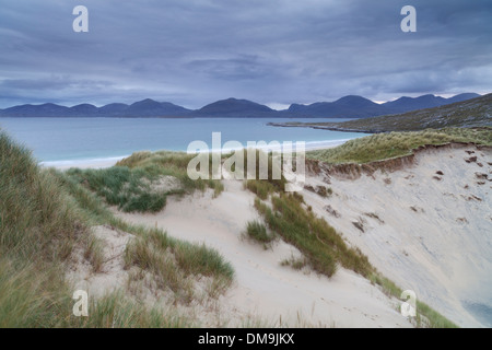 La vista sulle dune a Luskentire con le montagne del nord Harris in background, Ebridi Esterne Foto Stock