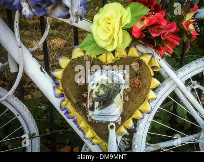 Ghost Bike in memoria di ciclisti muoiono in incidenti stradali restano numerosi in tutta la cittã di Londra. Foto Stock