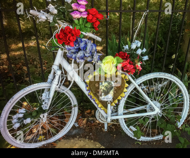 Ghost Bike in memoria di ciclisti muoiono in incidenti stradali restano numerosi in tutta la cittã di Londra. Foto Stock