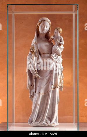 Vergine con Bambino detta vergine della vittoria, in marmo bianco con evidenziata la doratura, museo cittadino DI ARTE E ARCHEOLOGIA IN ex vescovo contatti PALACE, Senlis, OISE (60), Francia Foto Stock