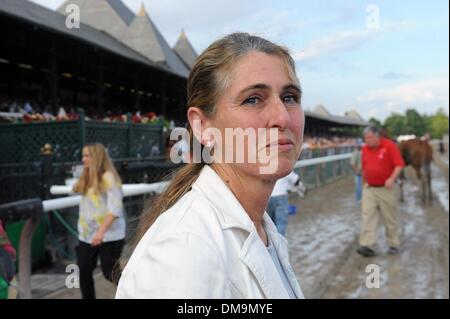 Agosto 22, 2009 - Saratoga Springs, New York, Stati Uniti d'America - Vincente trainer JOSIE CARROLL guarda dopo la vittoria. Decima gara, la 129in funzione dell'Alabama, grado I - $600.000 picchetti per tre anni ha vinto fillies all'incuria del gioiello con Robert Landry fino e addestrati da Josie Carroll questo pomeriggio al Saratoga Race Course. (Credito Immagine: Â© Bryan Smith/ZUMA Premere) Restrizioni: * Nuovo Yo Foto Stock