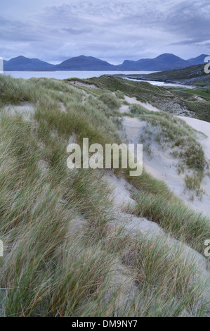 La vista sulle dune a Luskentire con le montagne del nord Harris in background, Ebridi Esterne Foto Stock