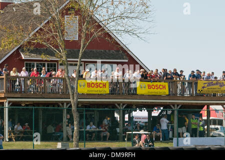 Ottobre 10, 2009 - Alton, Virginia, Stati Uniti - 4 Ottobre 2009: Domenica giorno di gara da Virginia International Race modo-Playboy Mazda MX5cup,Grand Sport e Street Tuner..#37 James Gue e Bret Seafuse vincere il 2009 Grand-Am KONI Sports Car Challenge Grand Sport (GS) stagione-ending Bosch Engineering Oktoberfest domenica a Virginia International. (Credito Immagine: © Mark Abbott/Southcreek Global Foto Stock