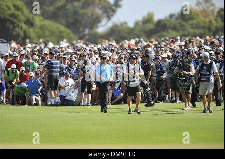 15 nov 2009 - Melbourne, Australia - la folla segue il secondo posto, Greg CHARMERS al XVIII verde durante il round finale dell'Australian Masters al Kingston Heath Golf Club. (Credito Immagine: © Matthew Mallett/ZUMA Press) Foto Stock