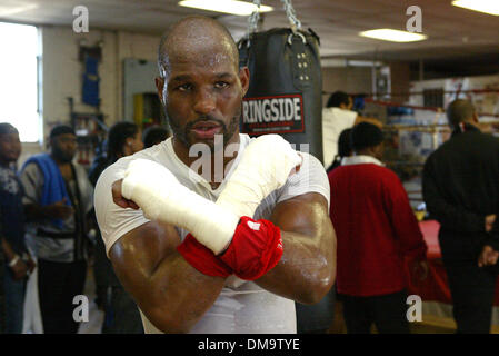 Novembre 17, 2009 - Parte superiore Darby, Pennsylvania, USA - Philadelphia's Bernard 'Il carnefice' Hopkins a una sessione di formazione. Hopkins sarà lotta E. Ornelas a Philadelphia il 2 dicembre 2009. (Credito Immagine: © Jay Gorodetzer/ZUMA Press) Foto Stock