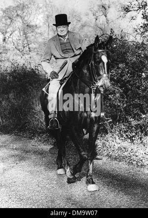 Nov. 28, 1960 - Londra, Inghilterra, Regno Unito - SIR WINSTON CHURCHILL (1874-1965) fu un uomo politico britannico e statista che ha servito come Primo Ministro del Regno Unito. Nella foto: Churchill in sella al suo cavallo. (Credito Immagine: © Keystone Pictures USA) Foto Stock