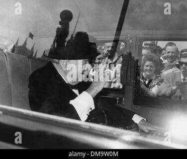 Luglio 27, 1964 - Londra, Inghilterra, Regno Unito - Il Primo Ministro SIR WINSTON CHURCHILL ha partecipato il suo ultimo Tempo delle interrogazioni in House of Commons dove ha trascorso 64 anni. Nella foto: Churchill che arrivano alla casa del Parlamento. (Credito Immagine: © Keystone Pictures USA) Foto Stock