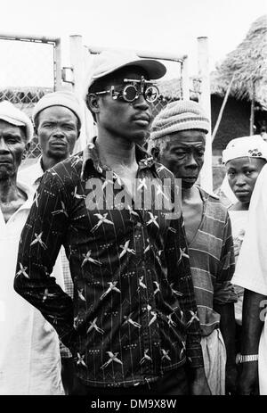 Mar 01, 1993 - Bo, Sierra Leone - Locale abitante ha gli occhi controllati dal medico da chairty vista risparmiatori in un villaggio vicino a Bo Sierra Leone. (Credito Immagine: © Theodore Liasi/ZUMAPRESS.com) Foto Stock