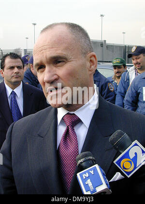 Il 12 marzo, 2002 - Queens, a New York, Stati Uniti d'America - 3/12/02 New York  New York City il commissario di polizia Raymond W. Kelly.( Neil Schneider).CREDIT NEIL SCHNEIDER/(enti Immagine: © Globo foto/ZUMAPRESS.com) Foto Stock