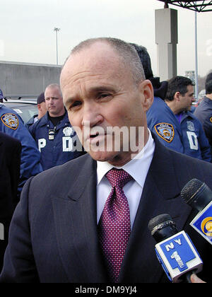 Il 12 marzo, 2002 - Queens, a New York, Stati Uniti d'America - 3/12/02 New York  New York City il commissario di polizia Raymond W. Kelly.( Neil Schneider).CREDIT NEIL SCHNEIDER/(enti Immagine: © Globo foto/ZUMAPRESS.com) Foto Stock