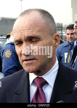 Il 12 marzo, 2002 - Queens, a New York, Stati Uniti d'America - 3/12/02 New York  New York City il commissario di polizia Raymond W. Kelly.( Neil Schneider).CREDIT NEIL SCHNEIDER/(enti Immagine: © Globo foto/ZUMAPRESS.com) Foto Stock