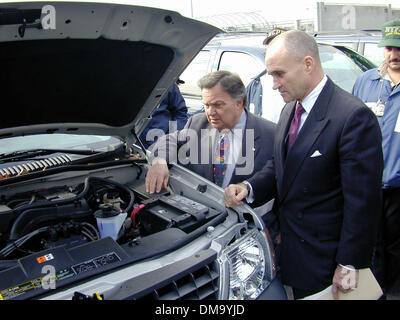 Il 12 marzo, 2002 - Queens, a New York, Stati Uniti d'America - 3/12/02 New York  Avvocatura Distrettuale Richard A. Marrone,(L) del Queens N.Y. & NYPD Commissario Raymond W. Kelly verificando un furto di auto sequestrate in una frode nel settore delle assicurazioni.( Neil Schneider).CREDIT NEIL SCHNEIDER/(enti Immagine: © Globo foto/ZUMAPRESS.com) Foto Stock