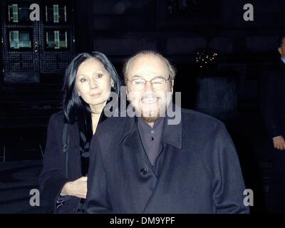 Mar 24, 2002 - New York New York, Stati Uniti d'America - 3/24/02 New York James Lipton & moglie Kikadea al funzionario New York notte degli Oscar celebrazione presso Le Cirque ristorante.(Â©Neil Schneider). 2002(Credit Immagine: © Globo foto/ZUMAPRESS.com) Foto Stock