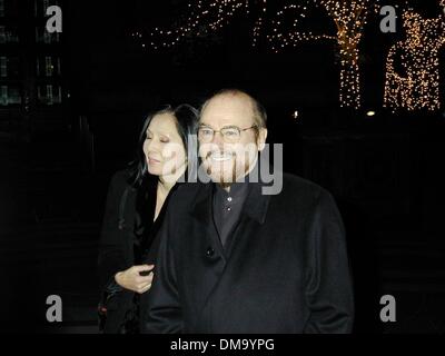 Mar 24, 2002 - New York New York, Stati Uniti d'America - 3/24/02 New York James Lipton & moglie Kikadea al funzionario New York notte degli Oscar celebrazione presso Le Cirque ristorante.(Â©Neil Schneider). 2002(Credit Immagine: © Globo foto/ZUMAPRESS.com) Foto Stock