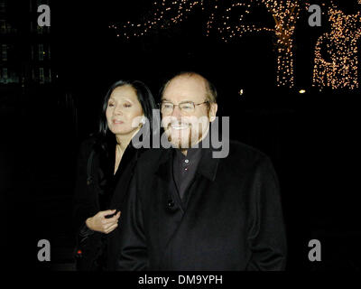 Mar 24, 2002 - New York New York, Stati Uniti d'America - 3/24/02 New York James Lipton & moglie Kikadea al funzionario New York notte degli Oscar celebrazione presso Le Cirque ristorante.(Â©Neil Schneider). 2002(Credit Immagine: © Globo foto/ZUMAPRESS.com) Foto Stock