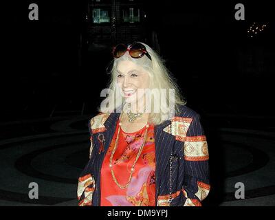 Mar 24, 2002 - New York New York, Stati Uniti d'America - 3/24/02 New York Sylvia miglia alla Gazzetta New York notte degli Oscar celebrazione presso Le Cirque ristorante.(Â©Neil Schneider). 2002(Credit Immagine: © Globo foto/ZUMAPRESS.com) Foto Stock