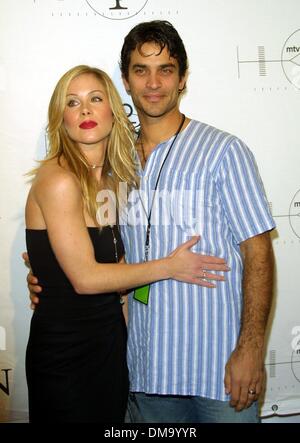 Apr. 16, 2002 - Los Angeles, California, Stati Uniti d'America - CHRISTINA APPLEGATE HA e il marito Johnathon Schaech..MTV ICON.onori AEROSMITH A.SONY Studios di Culver, Los Angeles, CA.14 aprile 2002. NINA PROMMER/ 2002 K24654NP.(Immagine di credito: © Globo foto/ZUMAPRESS.com) Foto Stock