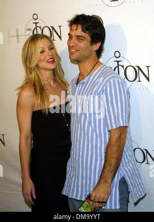 Apr. 16, 2002 - Los Angeles, California, Stati Uniti d'America - CHRISTINA APPLEGATE HA e il marito Johnathon Schaech..MTV ICON.onori AEROSMITH A.SONY Studios di Culver, Los Angeles, CA.14 aprile 2002. NINA PROMMER/ 2002 K24654NP.(Immagine di credito: © Globo foto/ZUMAPRESS.com) Foto Stock