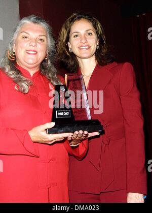 Apr. 29, 2002 - Hollywood, CALIFORNIA, STATI UNITI D'AMERICA - TYNE DALY e Amy Brenneman..TV si prende cura di nastro di speranza cerimonia.TV ACADEMY, North Hollywood ca.27 aprile 2002. NINA PROMMER/ 2002 K24824NP(Immagine di credito: © Globo foto/ZUMAPRESS.com) Foto Stock