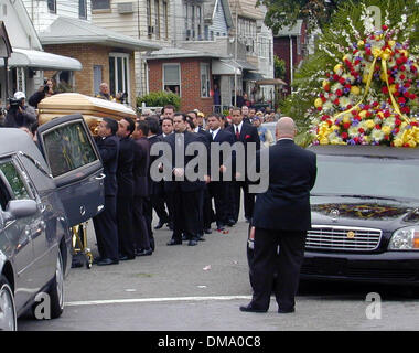 Giugno 15, 2002 - New York, N.Y, STATI UNITI D'AMERICA - 6/15/02 Queens, New York John Gotti funerale John Gotti, mob boss della criminalità Gambino famiglia era prevista a riposare accanto al corpo del suo figlio di 12 anni Frank at St Johns cimitero nel Queens N.Y..scrigno è caricato in funebre al papavero funerale home è Maspeth Queens. ( Neil Schneider). NEIL SCHNEIDER/ 2002..K25344NSC(Immagine di credito: © Globo Pho Foto Stock
