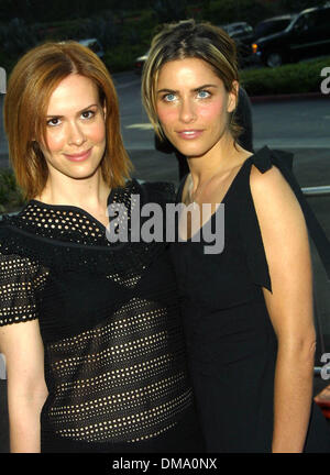 Il 7 agosto 2002 - West Hollywood, CALIFORNIA, STATI UNITI D'AMERICA - Amanda Peet e SARAH PAULSON, SINISTRA..la buona ragazza - PREMIERE.A .PACIFIC DESIGN CENTER, West Hollywood, CA.Agosto 7, 2002. NINA PROMMER/ 2002 K25767NP(Immagine di credito: © Globo foto/ZUMAPRESS.com) Foto Stock